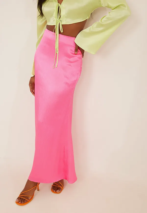 NA-KD Trend Strukturerad maxikjol i satin - Pink