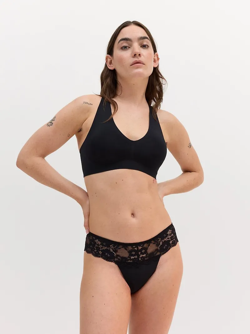 Menstrosa med lätt absorption – stringtrosa med spets – Female Engineering