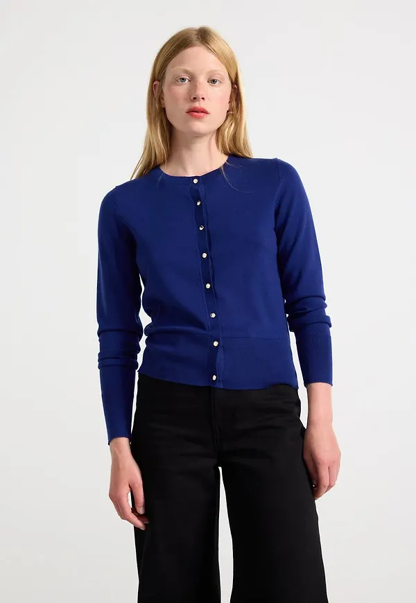 Finstickad cardigan