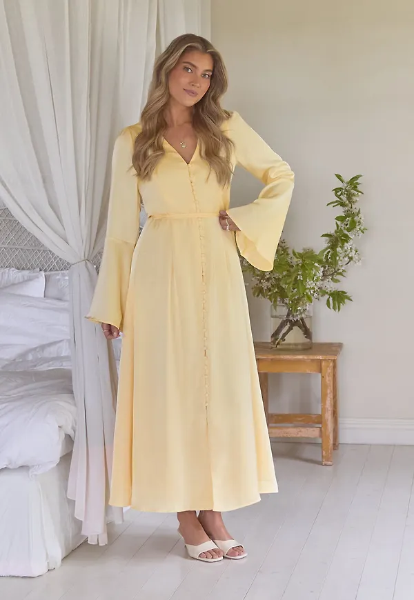 Studentklänningar i satin: Flounce Sleeve Satin Maxi Dress