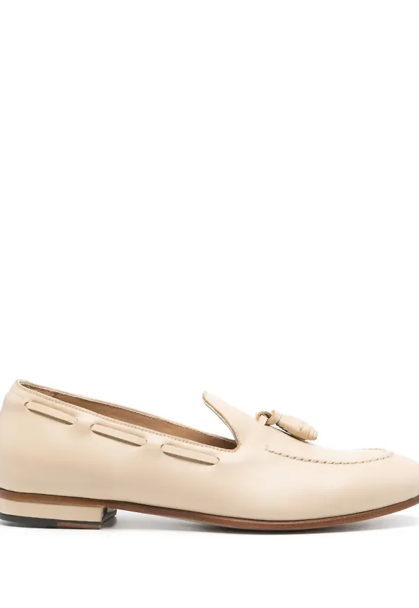 Francesco Russo läderloafers med tofs - Neutral