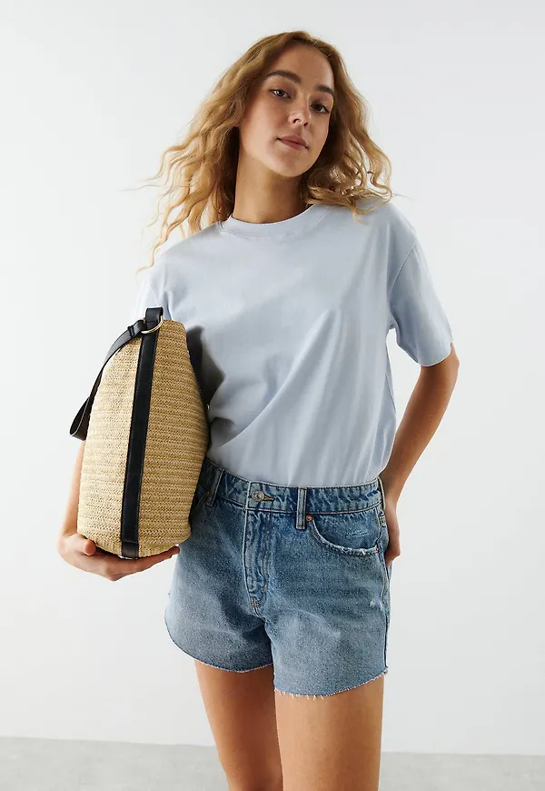 Frayed hem denim shorts