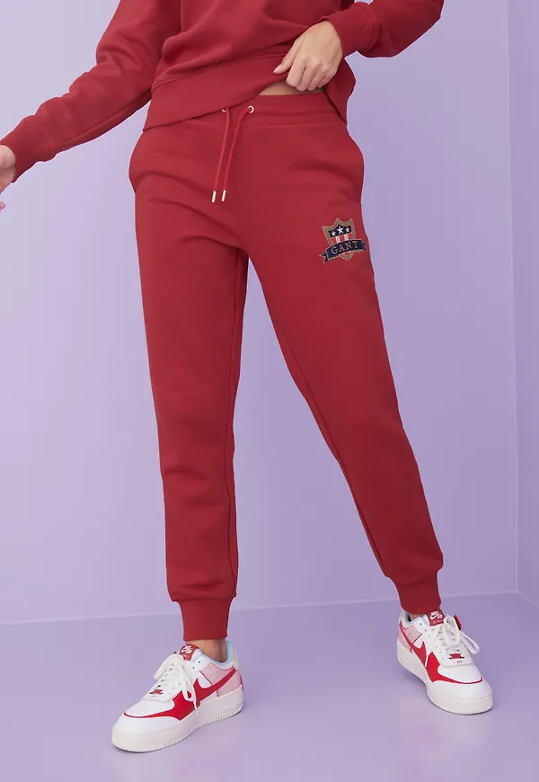 Gant - Mjukisbyxor - Red - D1. Gant Banner Shield Sweat Pants - Byxor & Shorts