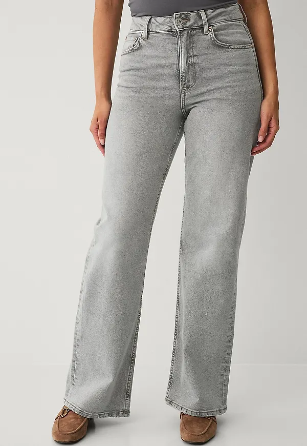 Grå vida jeans från Gina Tricot 2026