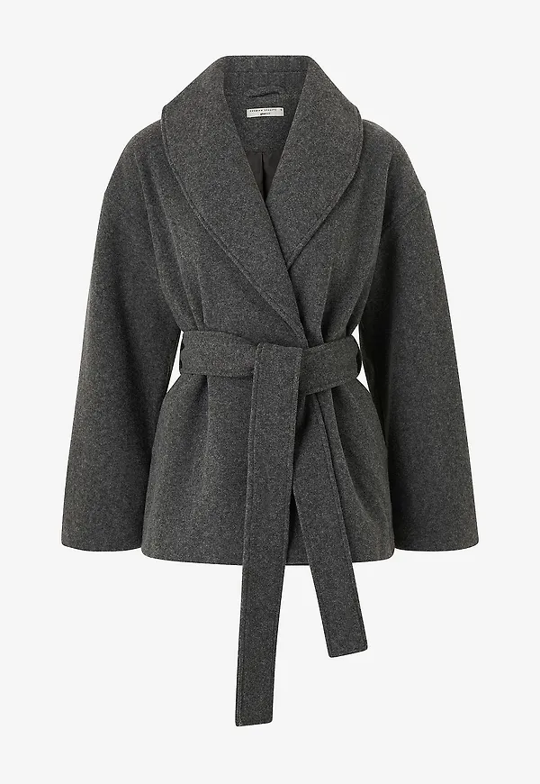 Grå kappa från Gina Tricot 2026