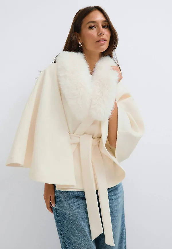 Gina Tricot - Faux fur collar cape jacket - capes & ponchos - Vit - M/L - Dam
