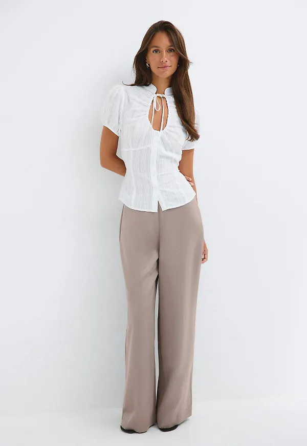 Gina Tricot - Glow straight satin trousers - satinbyxor - Beige - 36 - Dam