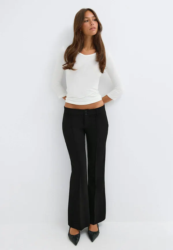 Gina Tricot - Sassy y2k low bootcut trousers - utsvängda kostymbyxor - Svart - 42 - Dam