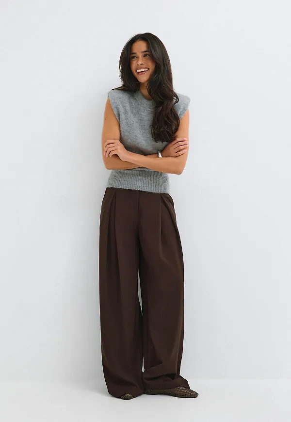 Gina Tricot - Tailored pleated trousers - vida kostymbyxor - Brun - XS - Dam