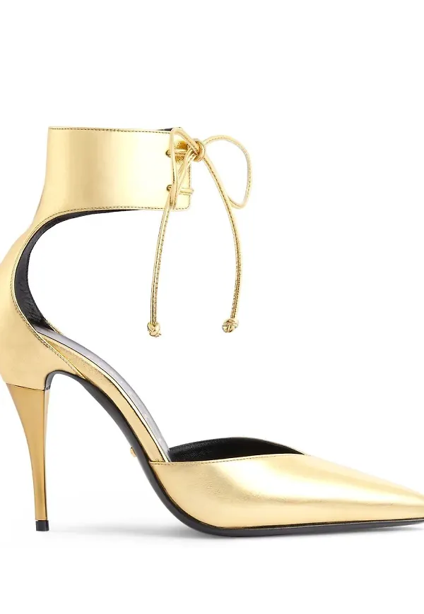 Gucci läderpumps med ankelrem - Guldfärgad