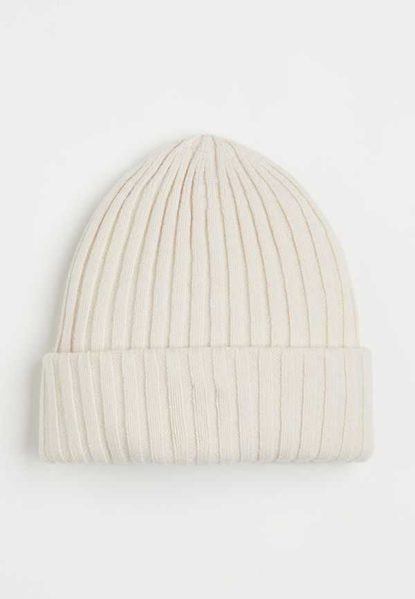 H & M - Ribbstickad mössa - Beige