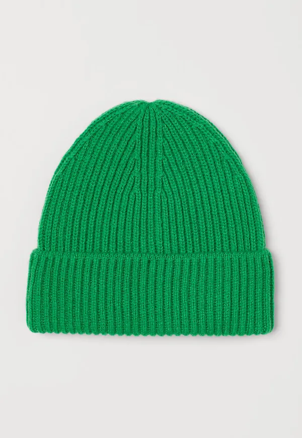 H & M - Ribbstickad mössa - Grön