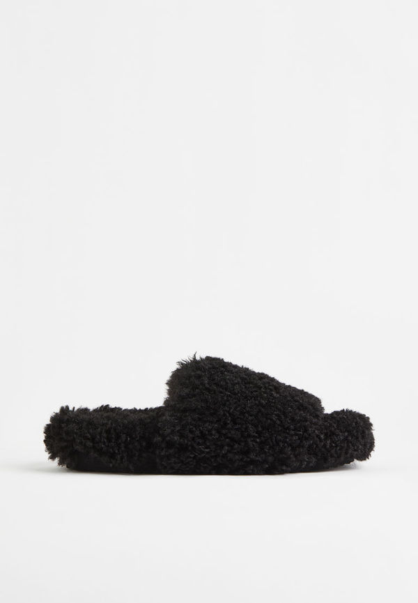 H & M - Tofflor i fuskpäls - Svart