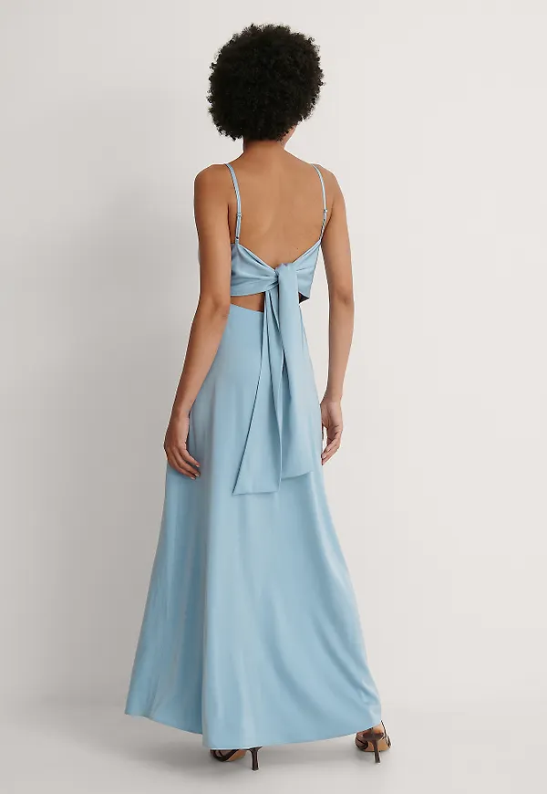 Handpicked x NA-KD Maxiklänning med en draperad detalj och en rosett - Blue