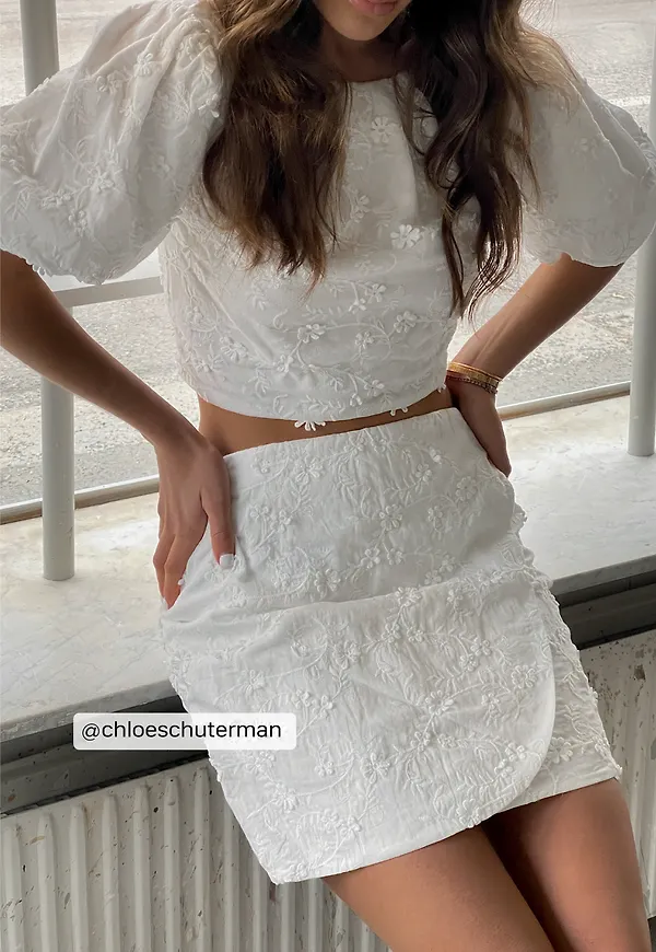 Handpicked x NA-KD Minikjol med blomdetalj - White