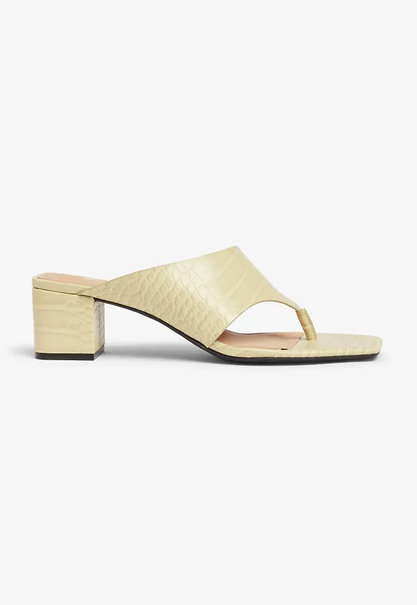 Heeled sandals with toe post - Yellow