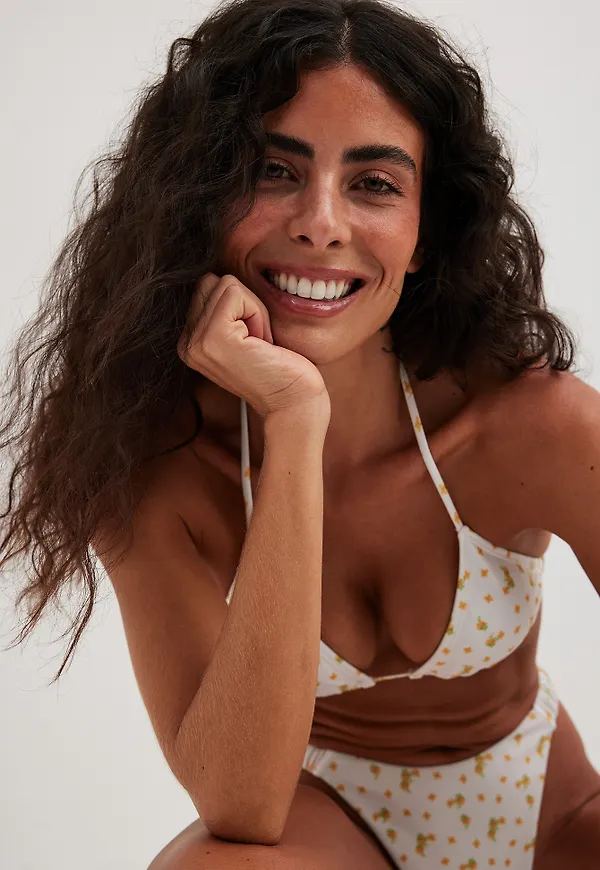Jasmin Azizam x NA-KD Trekantsbikini-topp - Flower