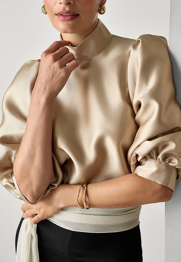 Joelle - Satinblus med hög hals - Beige