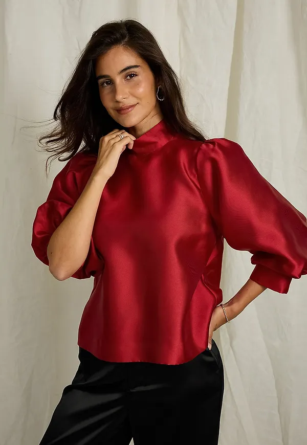 Joelle - Satinblus med hög hals - Röd