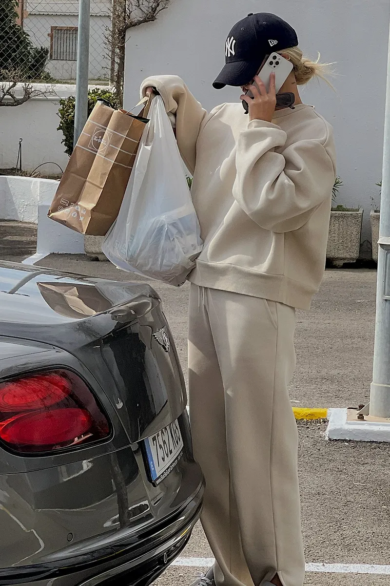 Josefine HJ x NA-KD Långa mjukisbyxor med slits - Beige
