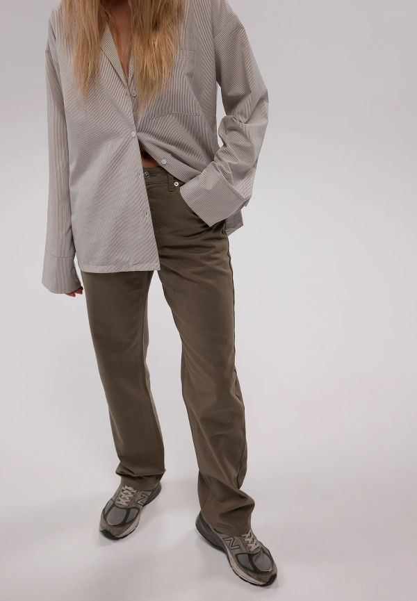 Josefine HJ x NA-KD Raka jeans med lös passform - Beige