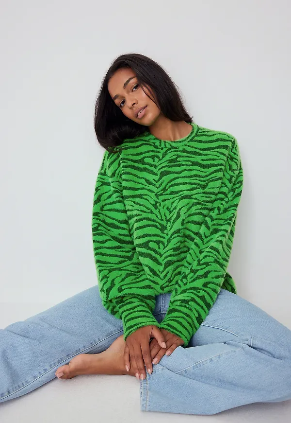 Josefine Simone x NA-KD Jacquardstickad tröja med tryck - Green