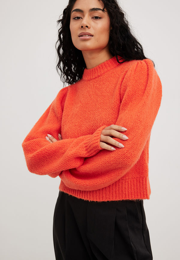 Juliesfi x NA-KD Stickad tröja med puffärm - Orange