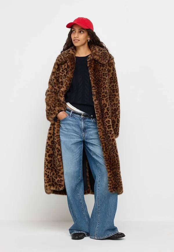 Kappa i fuskpäls med leopardmönster