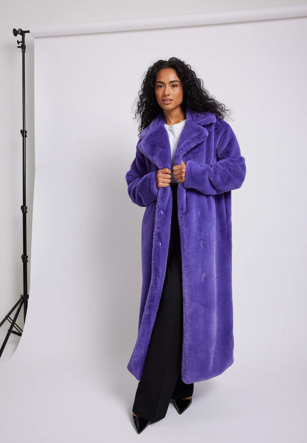 Karoline Dall x NA-KD Kappa i fuskpäls - Purple