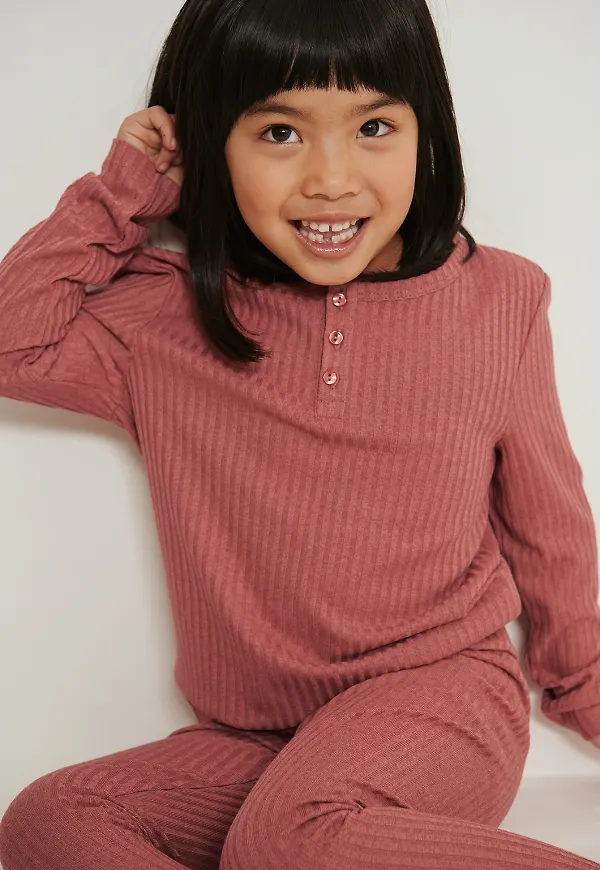 KIDS by NA-KD Ribbstickad Henleytopp - Pink