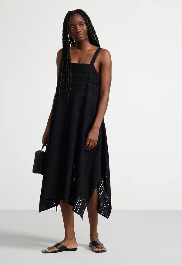 Klänning med broderie anglaise