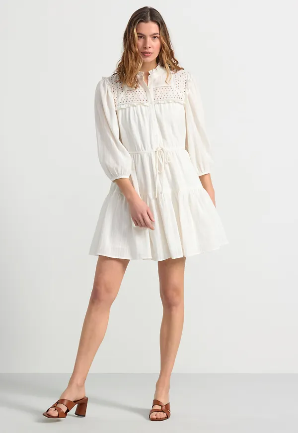 Klänning med broderie anglaise och volangdetaljer