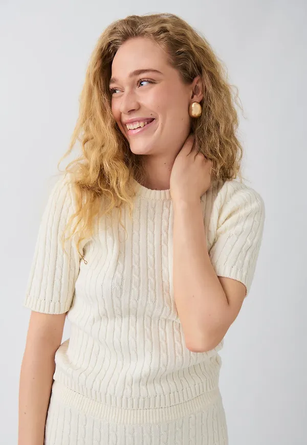 Knitted cable top