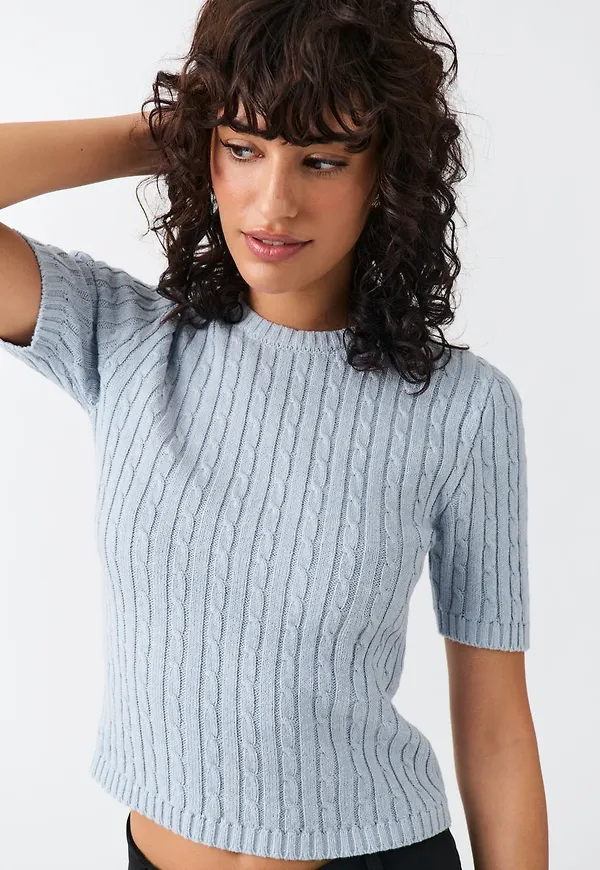 Knitted cable top