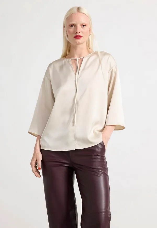 Kortärmad blus i satin