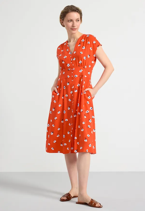 Kortärmad midiklänning med blommor