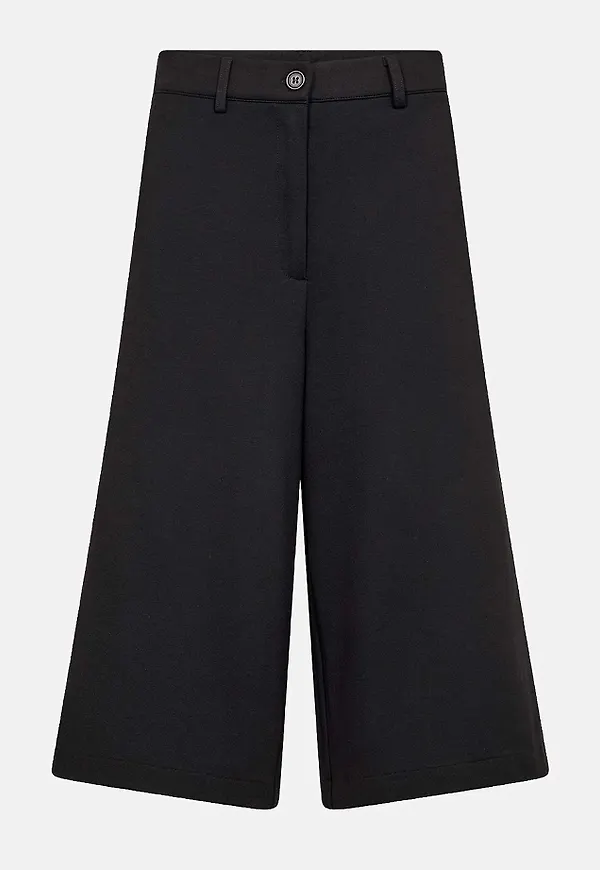 Långa, vida damshorts i trikå