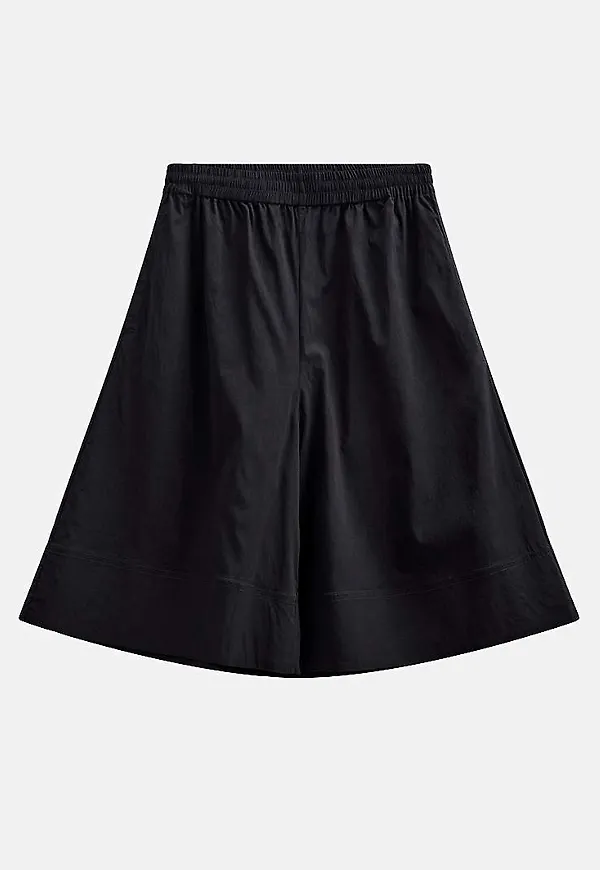 Långa, vida shorts