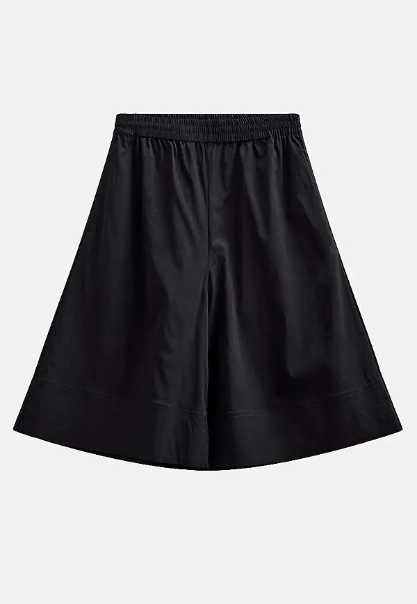 Långa, vida shorts