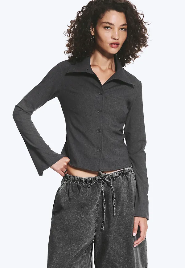 Long-sleeved buttoned shirt