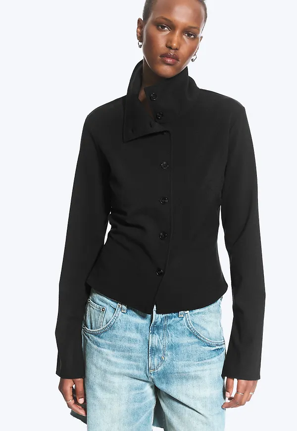 Long-sleeved buttoned shirt