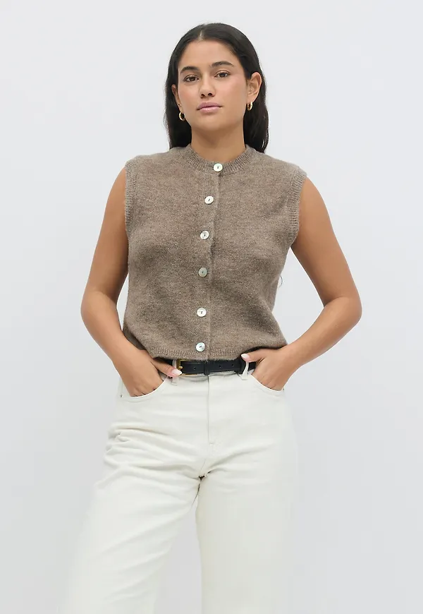 Loose knitted vest