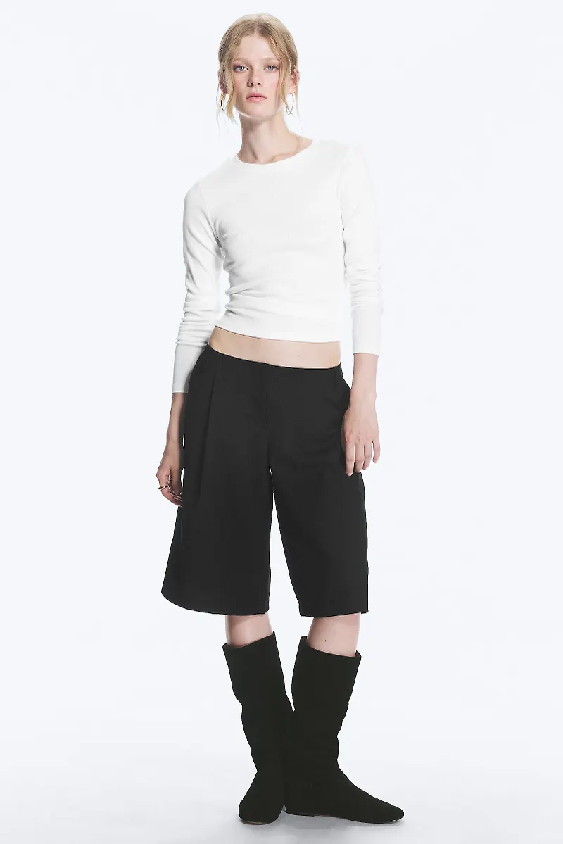 Loose Low Rise Three-quarter Length Suiting Shorts