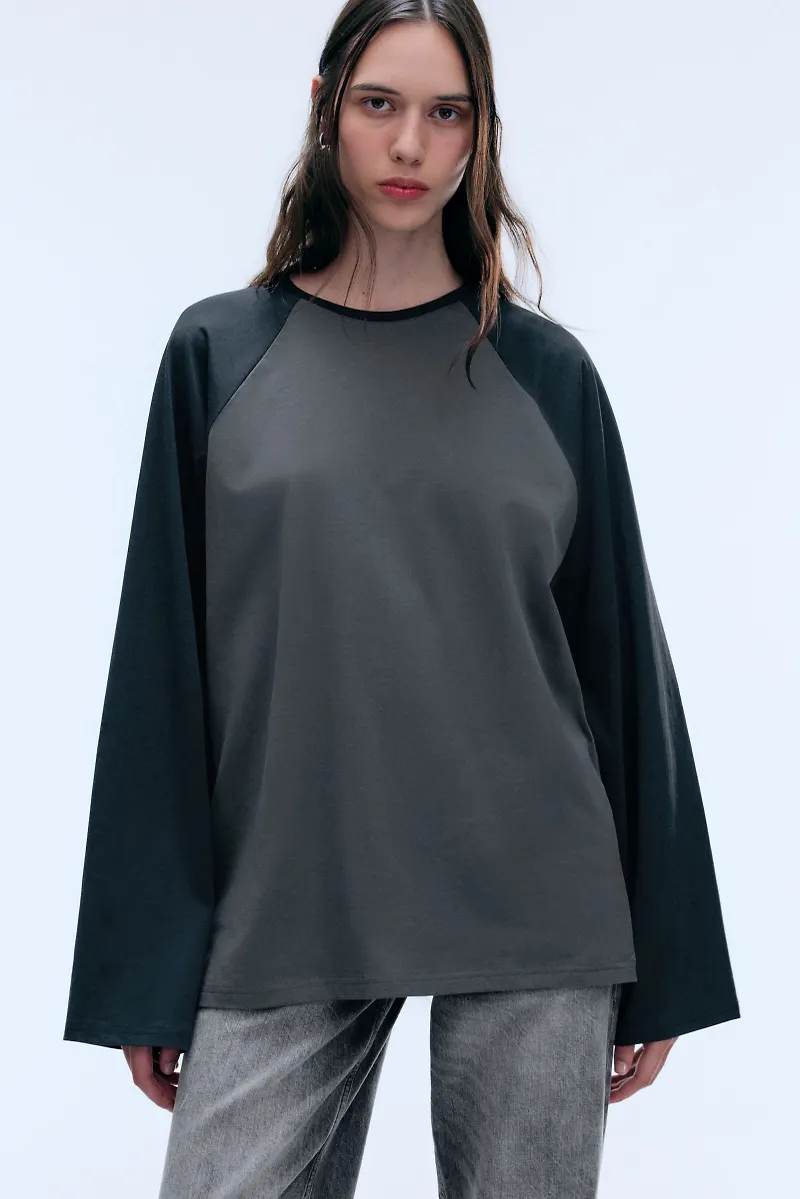 Loose raglan long-sleeved top