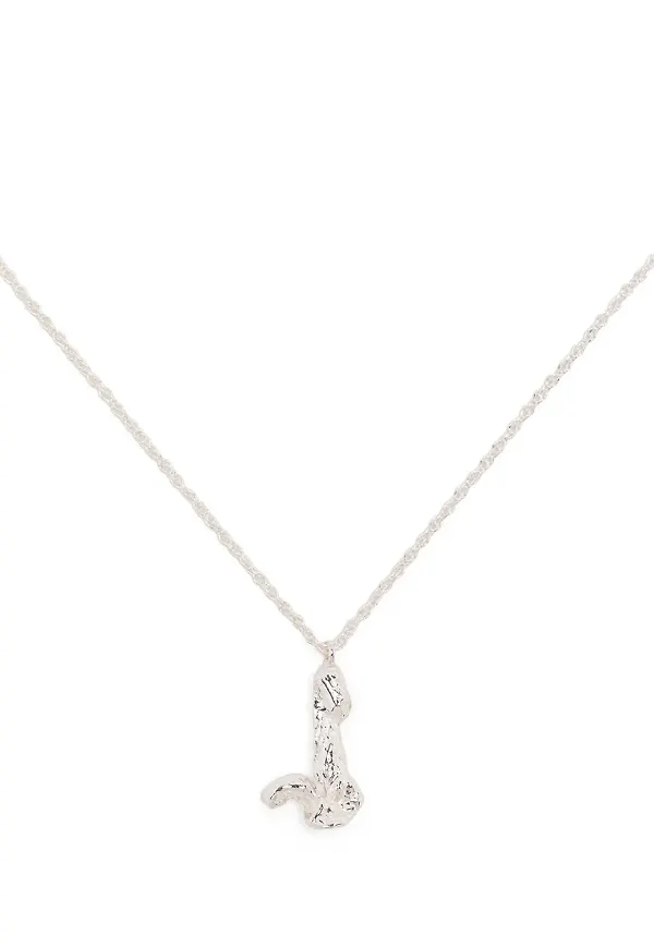 LOVENESS LEE halsband med J-hänge - Silverfärgad