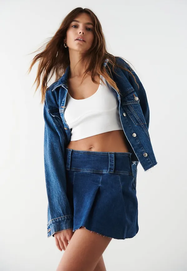 Low pleated denim skirt