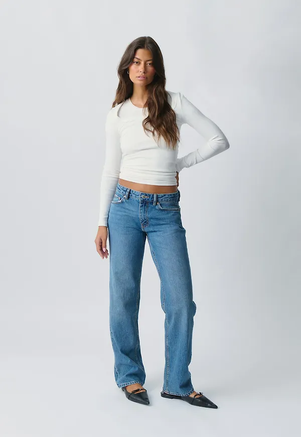 Low straight jeans