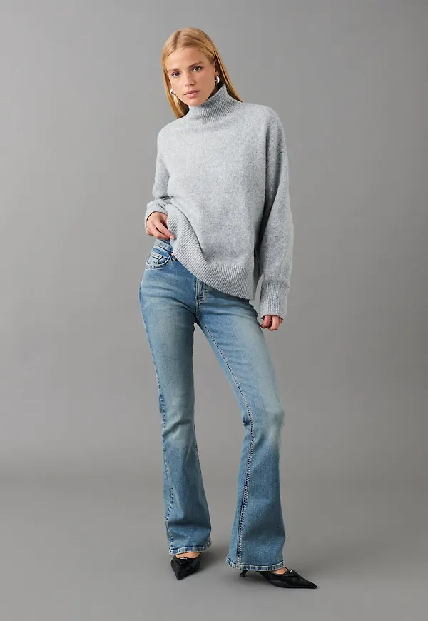 Low waist bootcut jeans
