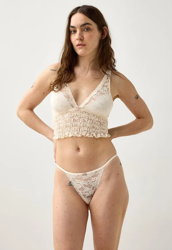 Low-waist stringtrosa i spets