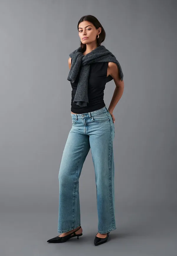 Low wide jeans